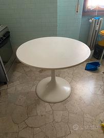 Tavolo bianco rotondo