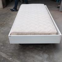 letto + materasso (letto singolo con ruote e gamb)