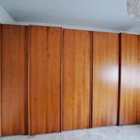 Armadio in legno di noce biondo