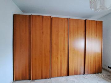 Armadio in legno di noce biondo