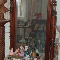 Specchiera in legno con piedistallo