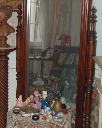 Specchiera in legno con piedistallo