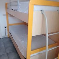 Letto a castello blu con materassi