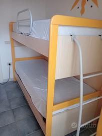 Letto a castello blu con materassi