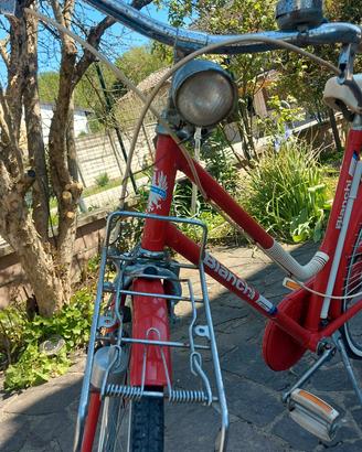Bicicletta di color rosso, anni 70 vintage