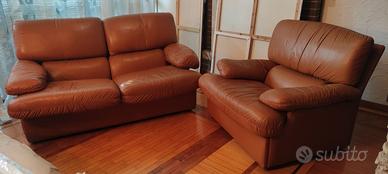Set divano e poltrona in vera pelle color cognac