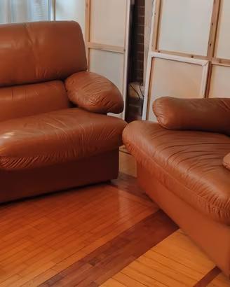 Set divano e poltrona in vera pelle color cognac