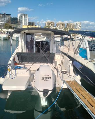 Beneteau Antares 8 v2 con FB Honda 250 - 2024