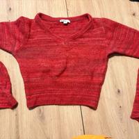 Maglione rosso sottomesso