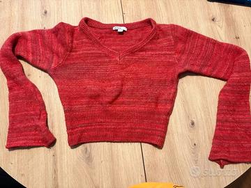Maglione rosso sottomesso