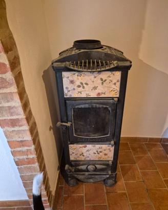 Stufa a legna con maioliche