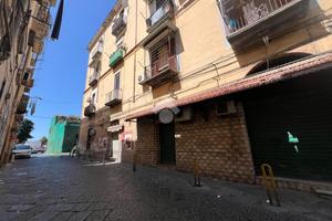 NEGOZIO A NAPOLI