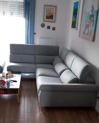 Divano angolare con pouf
