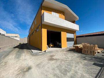 Locale artigianale di 130 mq con cortile