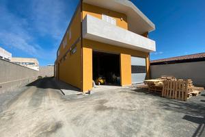 Locale artigianale di 130 mq con cortile