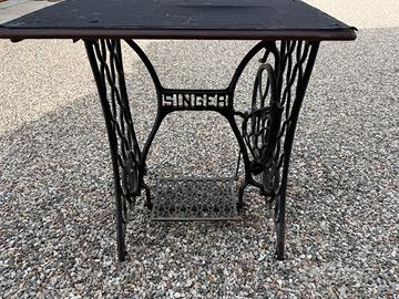 Tavolino in base Singer