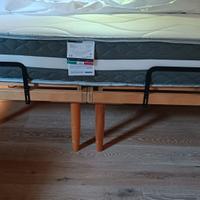 Letto a doghe motorizzato e materassi ortopedici