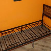 letto ferro battuto e legno più comodino 