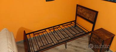 letto ferro battuto e legno più comodino 