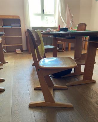 Banchi e sedie di legno per scuole