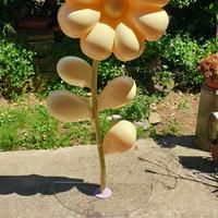 Grandissimo fiore in materiale plastico 