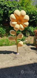 Grandissimo fiore in materiale plastico 