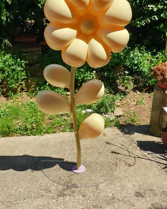 Grandissimo fiore in materiale plastico 