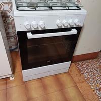 Cucina a gas BEKO, acquistata nuova nel 2023.