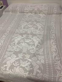 Copriletto fatto interamente a mano