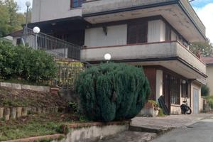 Villa singola con ampio giardino circostante