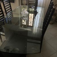 Tavolo in cristallo con base in marmo nero