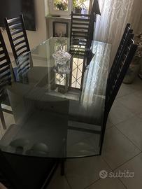 Tavolo in cristallo con base in marmo nero