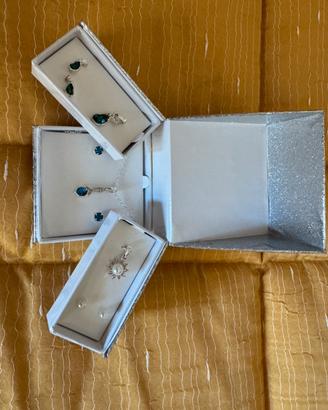 Catenina con orecchini più ricambi