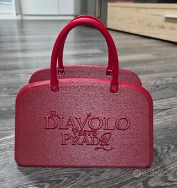 Scultura borsa rossa diavolo veste prada