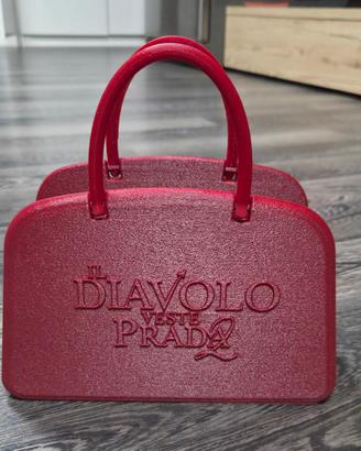 Scultura borsa rossa diavolo veste prada