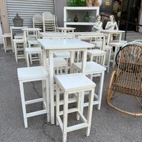 Tavoli alti e sgabelli in legno