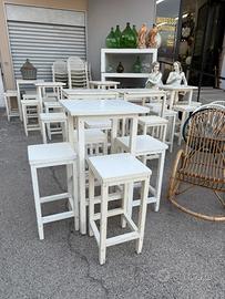 Tavoli alti e sgabelli in legno