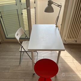 Scrivania, sedia, lampada, tavolino