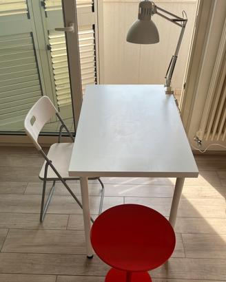 Scrivania, sedia, lampada, tavolino