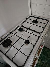 Cucina  a gas 4 fuochi con forno 