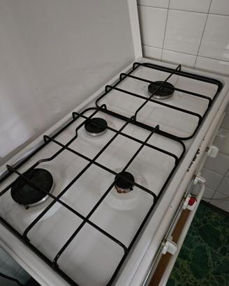 Cucina  a gas 4 fuochi con forno 