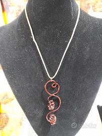 collana e orecchine fatte a mano