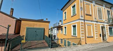 Polesella, casa libera su 3 lati con garage
