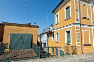 Polesella, casa libera su 3 lati con garage