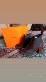 Stivaletti British Passport donna con tacco largo