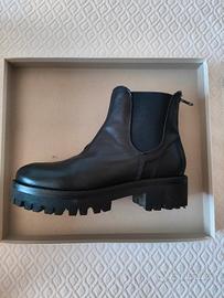 Stivaletto con tacco Mally in pelle nera.