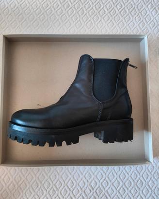 Stivaletto con tacco Mally in pelle nera.