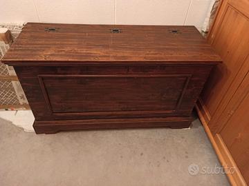 Vecchia cassapanca in legno