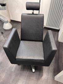 poltrona da parrucchiere nera con poggiatesta