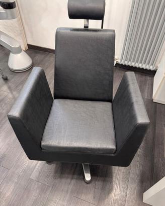 poltrona da parrucchiere nera con poggiatesta